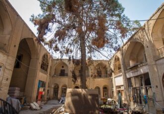 نفوذ آب از سقف بازار اصفهان / عایق بندی موقت انجام شد