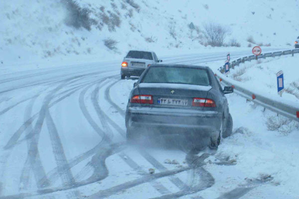 بارش برف و باران در جاده‌های اصفهان / همه محورها لغزنده است