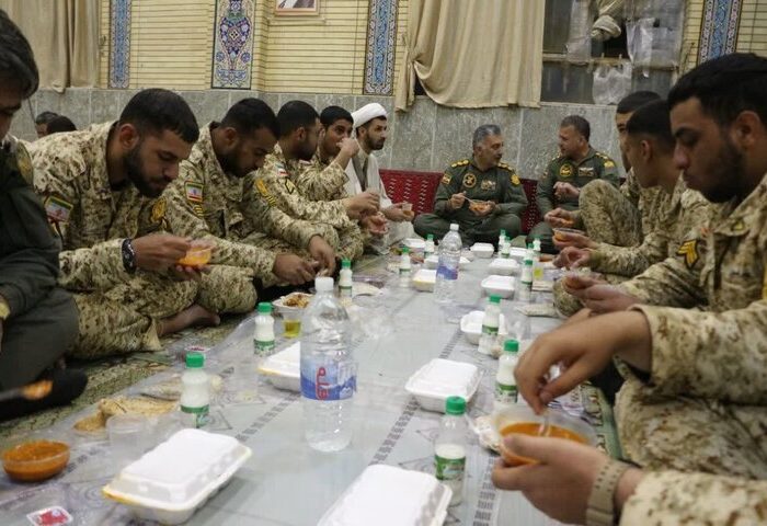 افطاری مشترک رده‌های مختلف هوانیروز ارتش در پایگاه چهارم