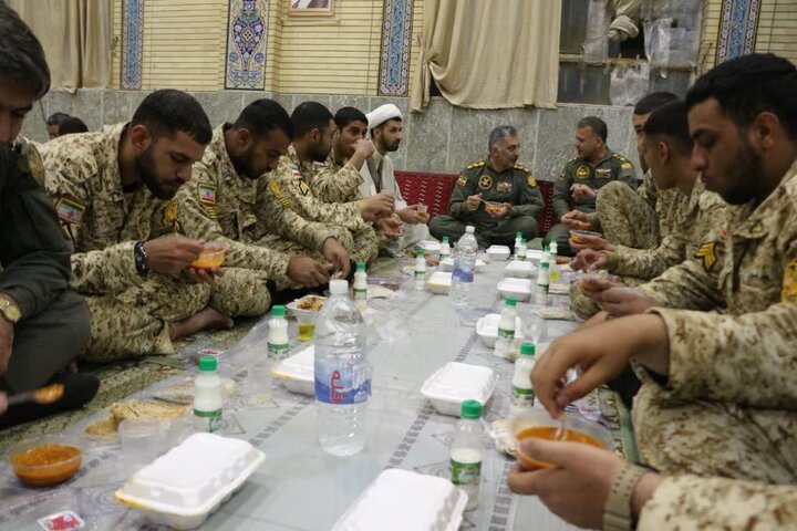 افطاری مشترک رده‌های مختلف هوانیروز ارتش در پایگاه چهارم