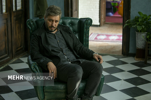 جواد عزتی با «کت چرمی» در نوبت اکران