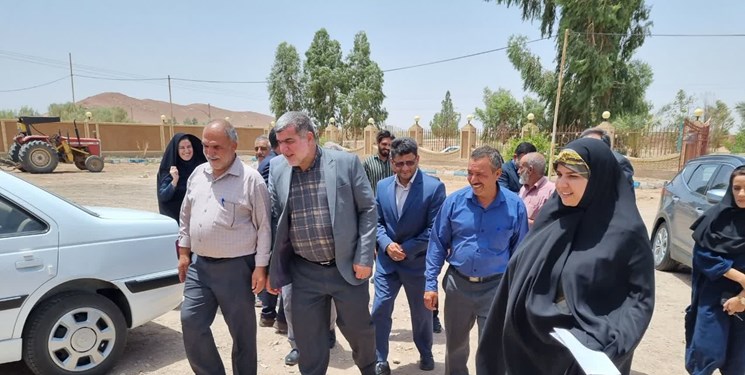 تامین قیر برای آسفالت معابر روستایی خوروبیابانک