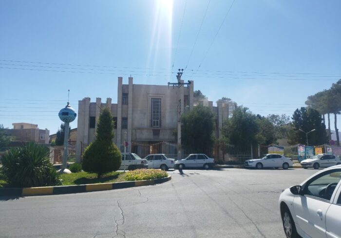 تخریب ساختمان هلال احمر شهرضا با بیش از نیم قرن قدمت