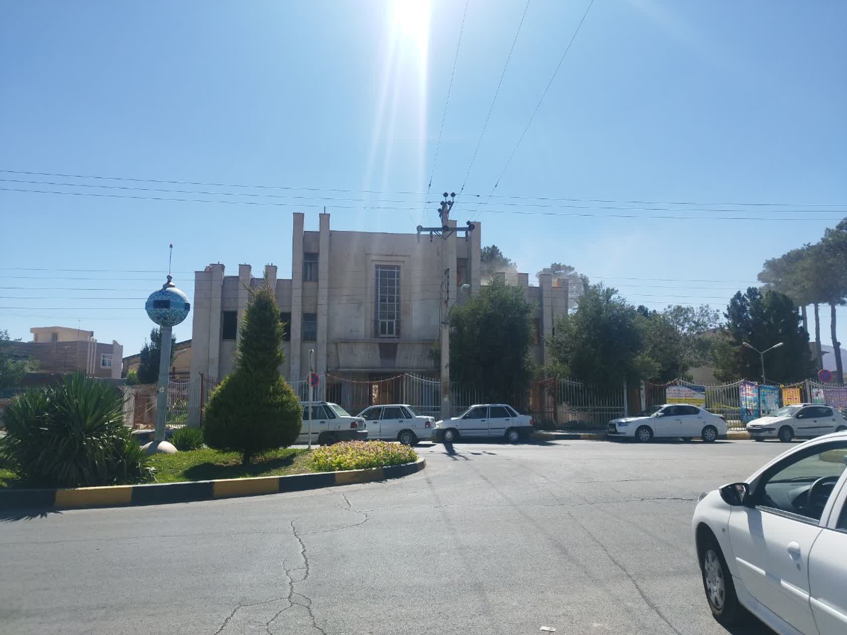 تخریب ساختمان هلال احمر شهرضا با بیش از نیم قرن قدمت