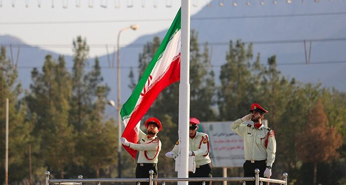 سبزپوشان حریم نظم و امنیت مقابل برهم زنندگان امنیت جامعه ایستاده‌اند