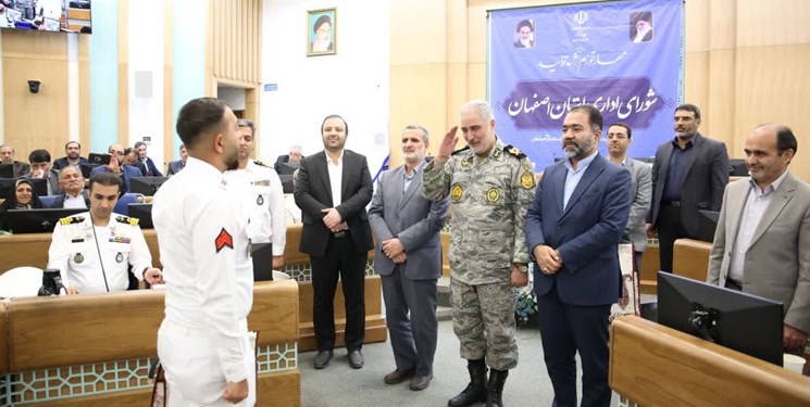 دیدار استاندار اصفهان با اعضای اصفهانی ناوگروه ۸۶ نیروی دریایی ارتش